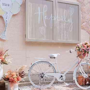 二条城チャペル セント・アベニール 京都・御池通り沿いに面する式場。窓枠を活かしたフォトスポットが目印