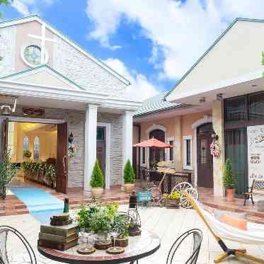 二条城チャペル セント・アベニール チャペルの前にはプライベートガーデンが広がる