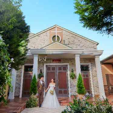 二条城チャペル セント・アベニール 独立型チャペルでの挙式のあとはガーデンスペースでの写真タイムが人気