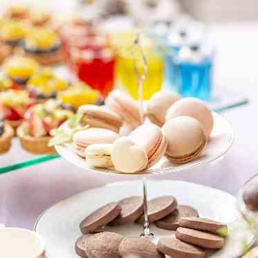 二条城チャペル セント・アベニール たくさんのデザートを並べてデザートビュッフェ開始!