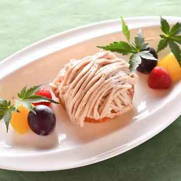 マロンケーキと季節のフルーツ添え