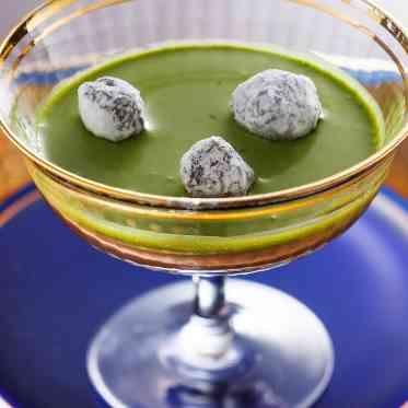 滑らかなミルクチョコレートのガナッシュと抹茶ソース