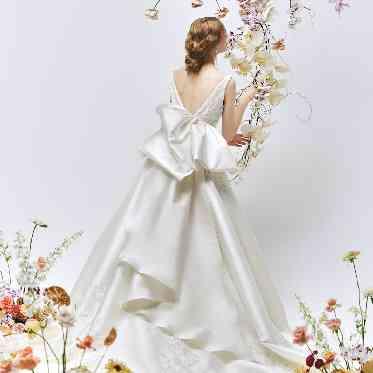 二条城チャペル　セント・アベニール バックスタイルまで美しいスタッフイチオシの1着