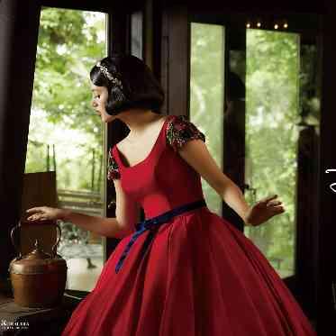 白雪姫の象徴的な真っ赤なリンゴからインスピレーションを受けた真紅のドレス