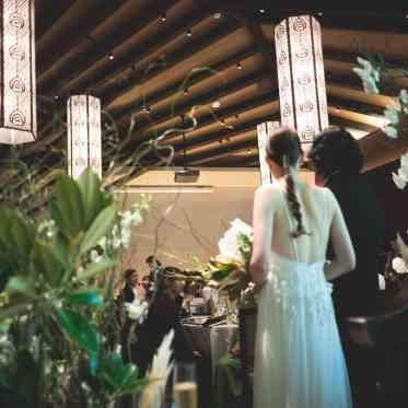 AKAGANE RESORT KYOTO HIGASHIYAMA(アカガネリゾート京都東山) 木目の天井とシャンデリアが美しい