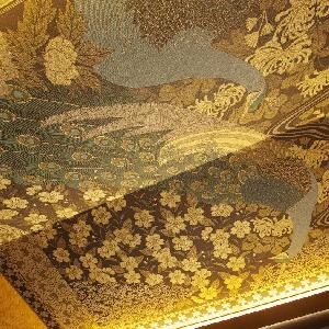 エントランスの天井画は新進気鋭のキモノデザイナー斉藤丈太郎氏による西陣織をあしら