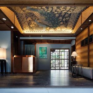 AKAGANE RESORT KYOTO HIGASHIYAMA(アカガネリゾート京都東山) 一歩会場に入れば、西陣織の天井画でお出迎え