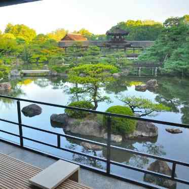 平安神宮会館 足を踏み入れれば「神苑」が一望。思わずため息をついてしまうような美しさ。