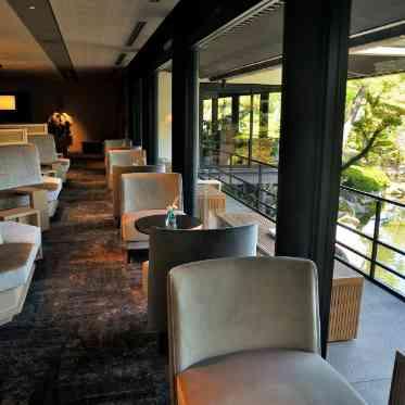 平安神宮会館 ロビーでの待合時間もゲストにとっておもてなしの空間となる。