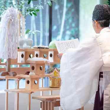 ハイアット リージェンシー 京都 日本庭園をのぞむ披露宴会場で行う神前式