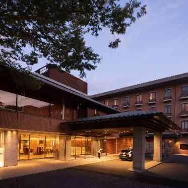 ハイアット リージェンシー 京都 ライトアップしたホテルは幻想的な印象に