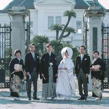 柳川藩主立花邸 御花 外観を背景に親族集合写真を撮影しています