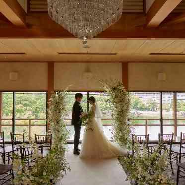 ガーデンレストラン徳川園 シャンデリアが光る「レストラン挙式」はゴージャスな雰囲気に