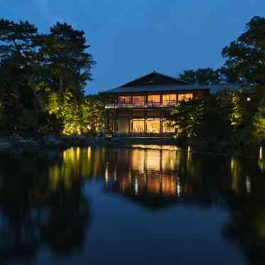 ガーデンレストラン徳川園 夜はライトアップされた庭園が見渡せる