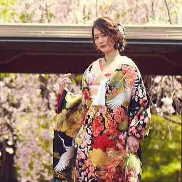 ガーデンレストラン徳川園 エントランスの桜の木の前での撮影が人気