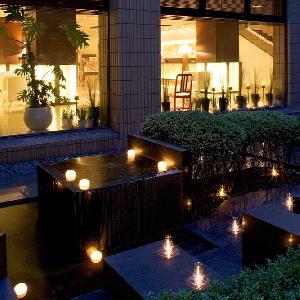 千草ホテル 中庭　夜