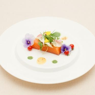 千草ホテル サーモンのコンフィ　彩り野菜とセロリ、ディルなどのサラダ