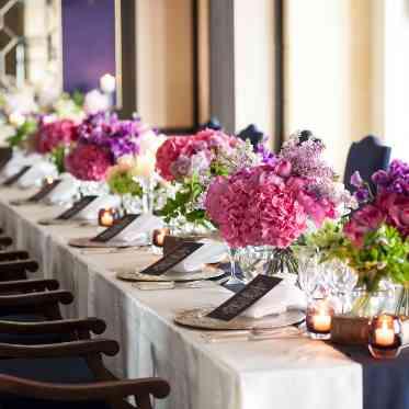 リーガロイヤルホテル小倉 お花の色やペーパーアイテムを変えることによってお二人らしい雰囲気の会場に