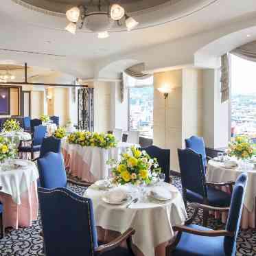 リーガロイヤルホテル小倉 カーテンを開けることによってスカイビューを楽しみながらお食事ができます