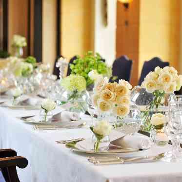 リーガロイヤルホテル小倉 お花やテーブルクロスを変えることによってお二人にっぴったりな披露宴会場になります