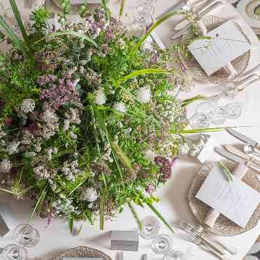 ヒルトン福岡シーホーク ナチュラルな装花が合う明るい会場です