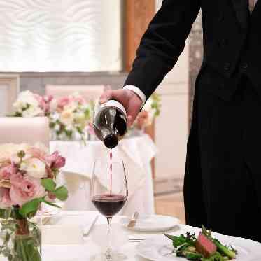 一流のサービス人がゲストをおもてなし。