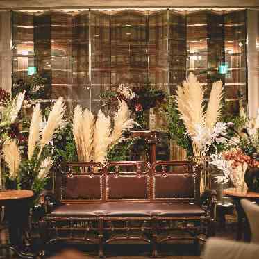 レストランひらまつ 博多 ソファのメイン席も人気のスタイル、装花にもふたりのこだわり。