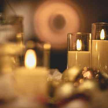 レストランひらまつ 博多 キャンドルの煌めきが映えるクラシカルな空間。