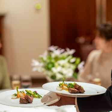 レストランひらまつ 博多 プロのサービス人が心を込めておもてなし