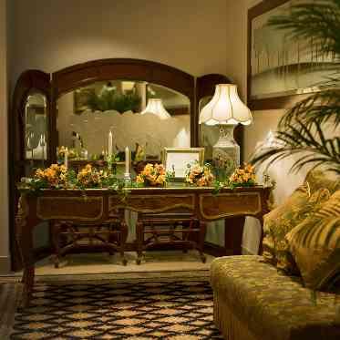 レストランひらまつ 博多 店内には沢山の美術品や調度品が。