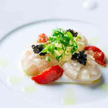 レストランひらまつ 博多 帆立貝のマリネ 軽やかなカリフラワーのクレム 柑橘のジュレ キャビアを添えて