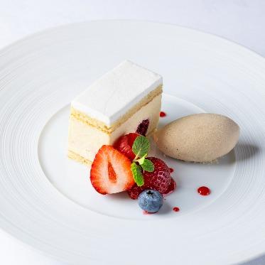 レストランひらまつ 博多 デザート(ウエディングケーキ)