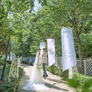 アートグレイス ウエディングコースト 緑の中はドレス姿も映える