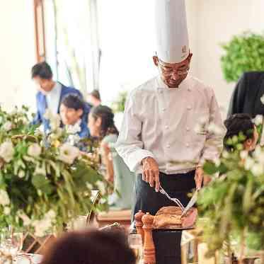 東京アフロディテ 目の前でお肉の料理のカッティングサービス