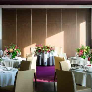 サンス・エ・サヴール 自然光がふんだんに入るメインダイニング