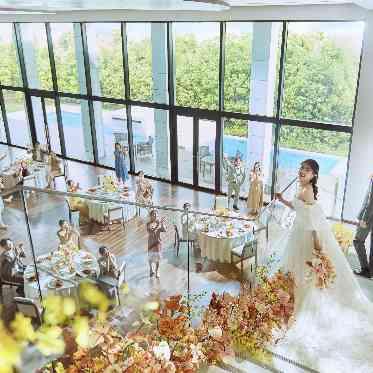 ザ・リーヴス プレミアムテラス 開放感溢れる披露宴会場では大階段入場も可!自然や光の中でゲストと楽しめる披露宴を