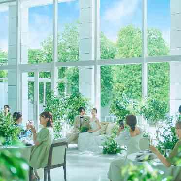 ザ・リーヴス プレミアムテラス 緑豊かなガーデンを眺めることができるご披露宴会場