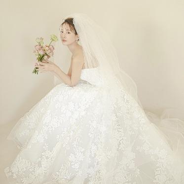 ザ・リーヴス プレミアムテラス 専属のドレスショップ「フィオーレビアンカ」にて運命の1着をお選び頂けます。