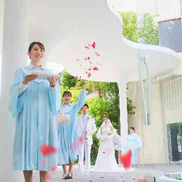 ラヴィーナ姫路 水辺を歩くチャペル入場
シーンは注目