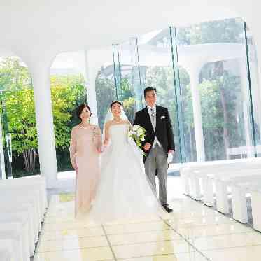 ラヴィーナ姫路 2.4m幅のバージンロードは、今まで育ててくれたご両親と共に3人入場も叶う