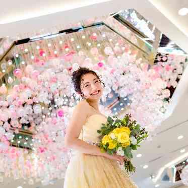 ラヴィーナ姫路 頭上に煌めくピンクのシャンデリアが印象的な会場