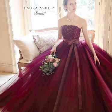 ラヴィーナ姫路 美しいレースを使用した身頃と、幾重にも重ねたチュールスカートのデザイン