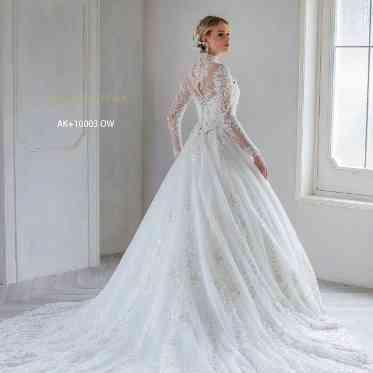 ラヴィーナ姫路 胸元にはインド加工をあしらい立体的なポイントを付け豪華さと華やかさを