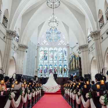 KOBE St.MORGAN CHURCH(神戸セントモルガン教会) ドレスショップが運営する結婚式場だからこそ、バックショットが映える
