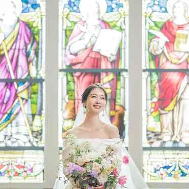 KOBE St.MORGAN CHURCH(神戸セントモルガン教会) ロイヤルステンドグラスは花嫁姿をより際立てる