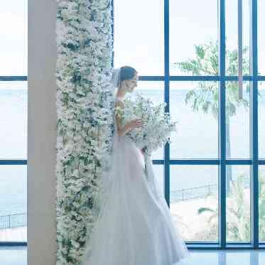 リヴァージュブラン 扉の向こうに広がる海と空に見守られてセレモニーを