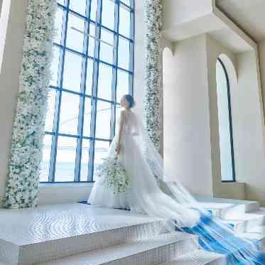 リヴァージュブラン ふたりの前に壁がないように・・・そんな想いから前面ガラス窓のチャペル