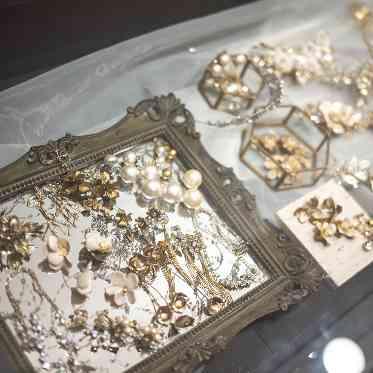 リヴァージュブラン ドレス姿を華やかに引き立て、装いに上品な輝きを添えるアクセサリー
