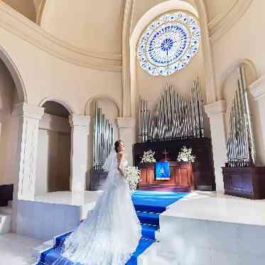 アニヴェルセル 柏 ドレスのトレーンが美しく映える聖壇
