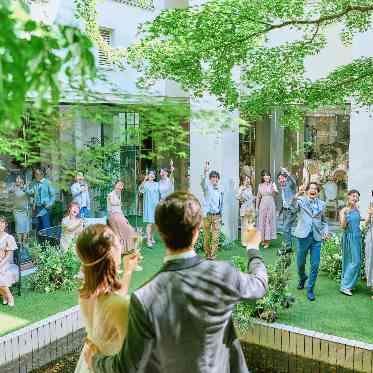 アプローズスクエア 東京迎賓館 「ガーデンパーティー」挙式の後では滝の流れるガーデンでゲストとカクテルパーティー